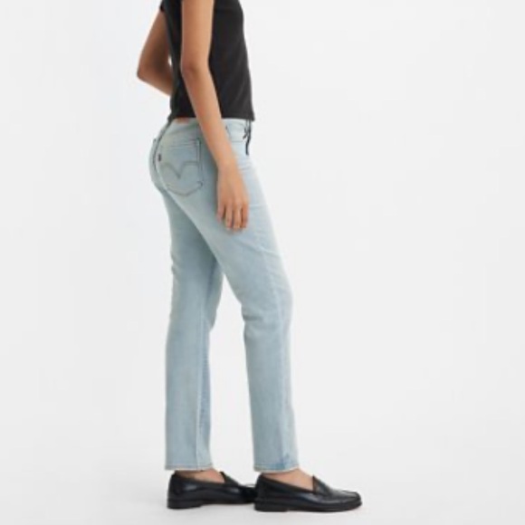 Women's Levi's® Classic Straight-Leg Light Wash Jeans - Picture 2 of 15